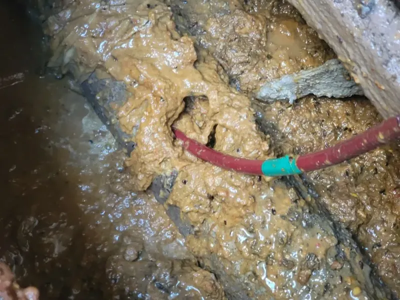 창원 배관 바닥에 쌓인 슬러지