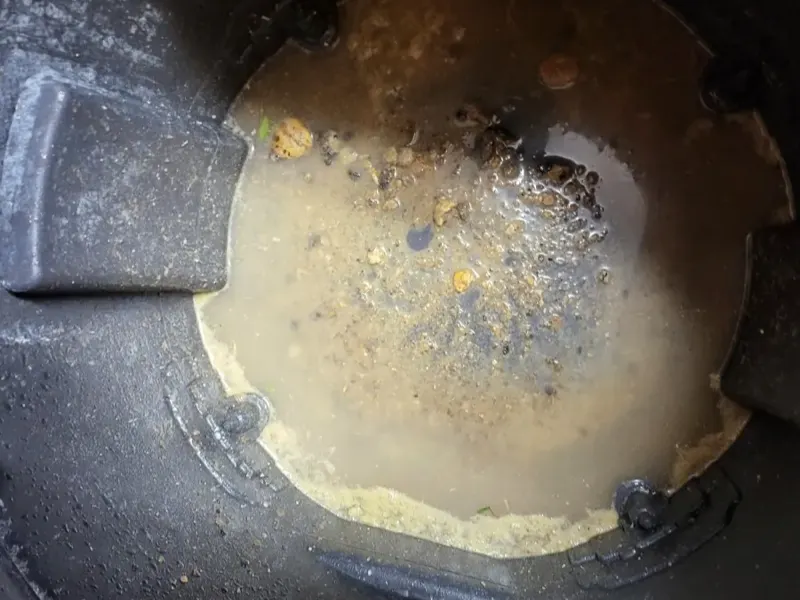 창원 석션 통 바닥에 가라앉은 찌꺼기