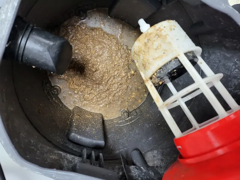 창원 석션 통 안에 모인 음식물 찌꺼기